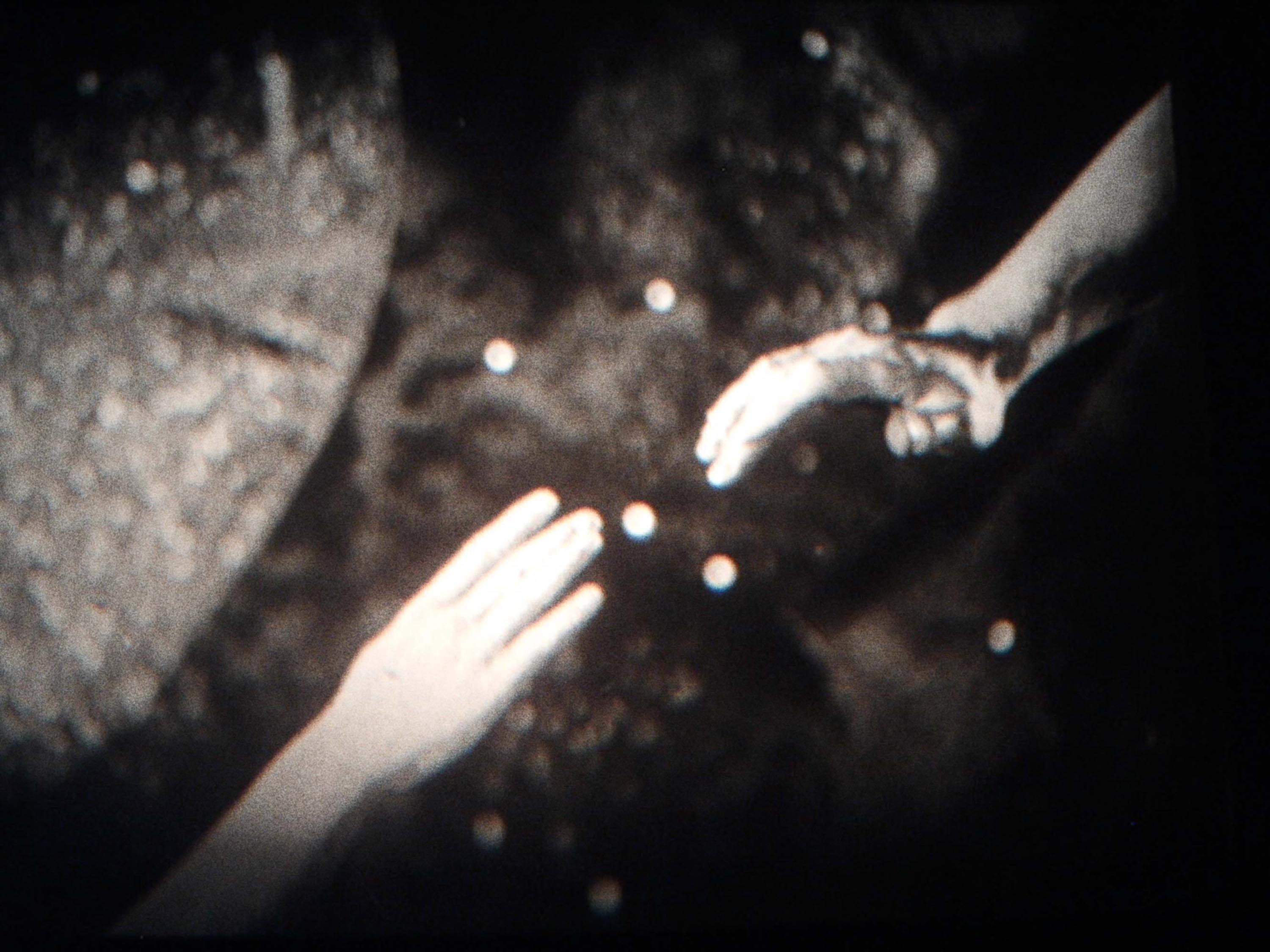 Filmstill Hände Ella Simon